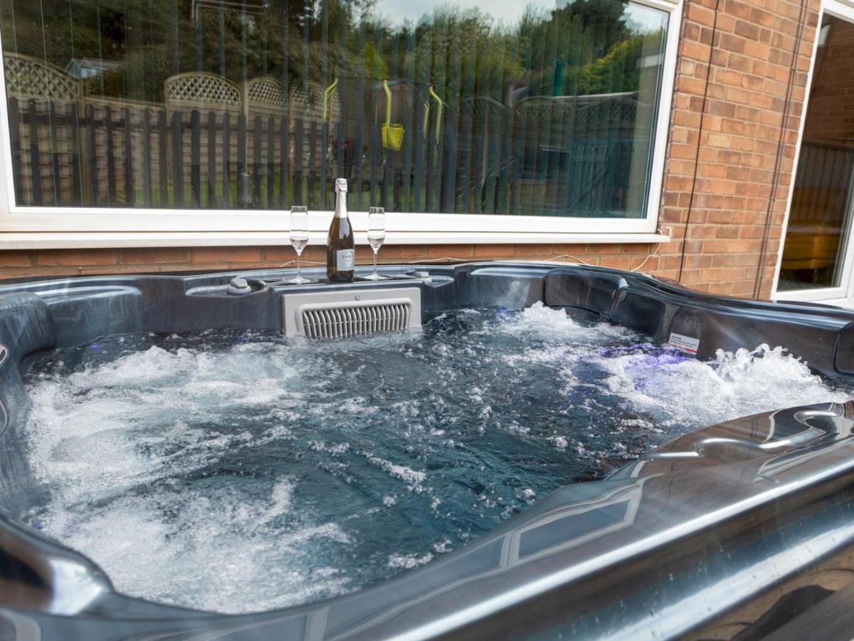 Pass The Keys Amazing 4 Bedroom Property- Hot Tub & Sea Views Scarborough Eksteriør billede