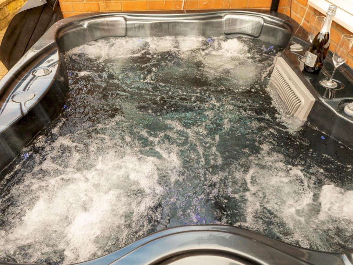 Pass The Keys Amazing 4 Bedroom Property- Hot Tub & Sea Views Scarborough Eksteriør billede